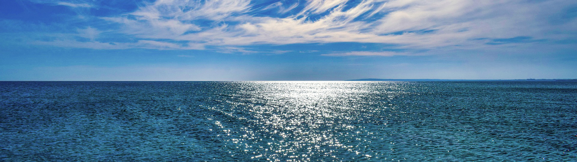 Ein beruhigendes Bild von blauem Meer und blauen Himmel, Menschenleer und unendlich